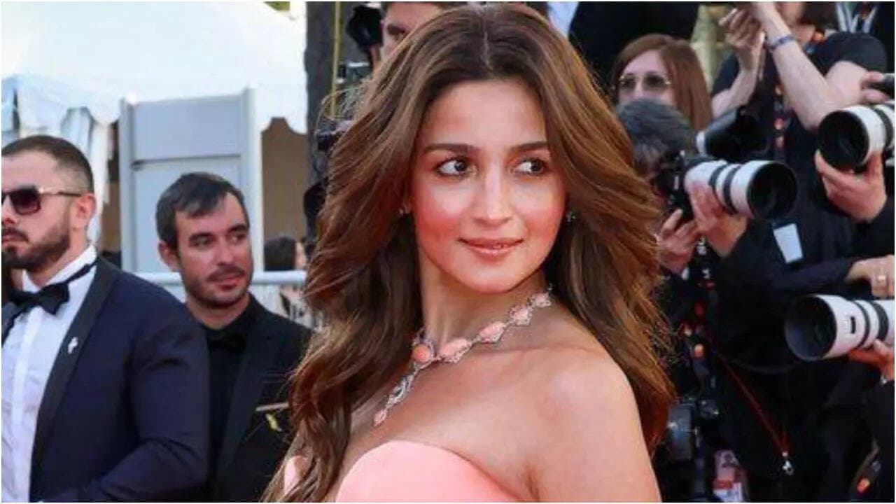 Shobhaa De Throws Shade at Alia's Cannes Debut, Calls Aish The Only Star